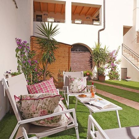 Apartments Villa Bougainville San Felice del Benaco Exterior foto