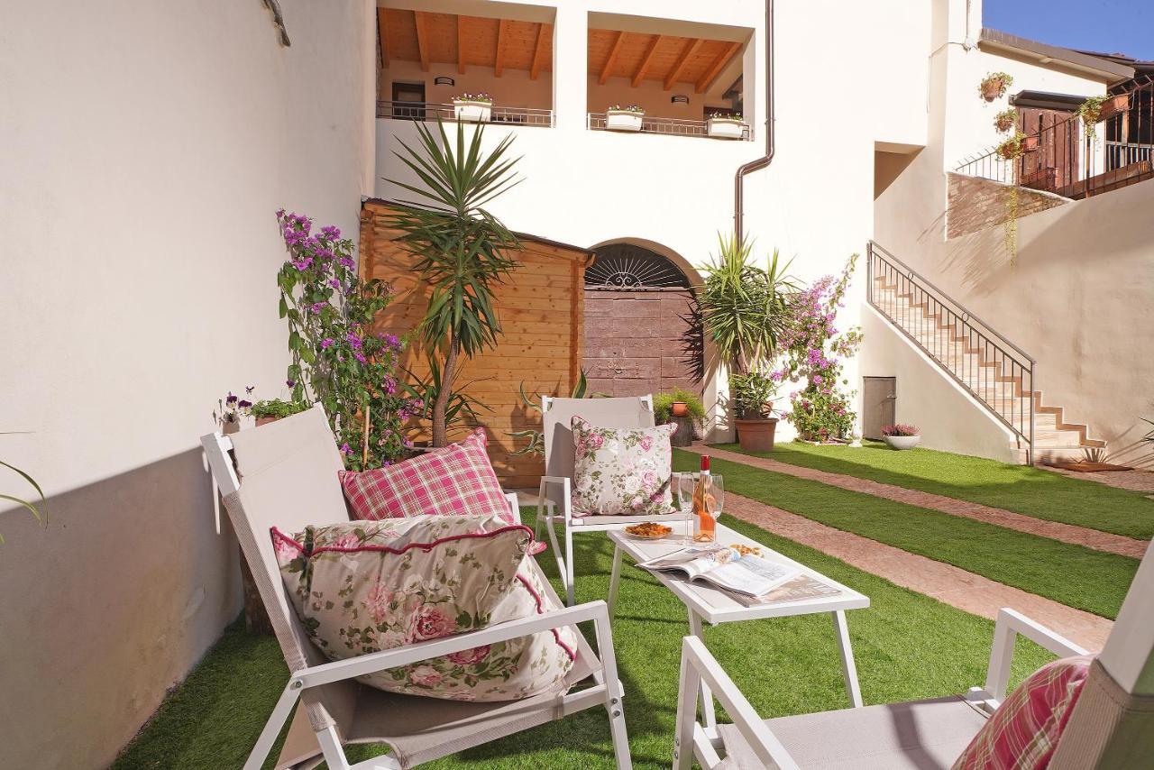 Apartments Villa Bougainville San Felice del Benaco Exterior foto